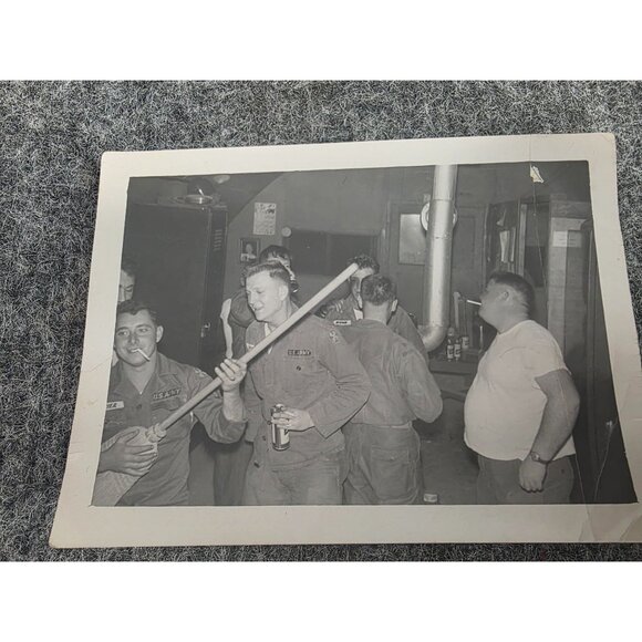 Vintage US Army Photo Lot of 4 Soldiers Socializing B&W & Color Works - Picture 3 of 7